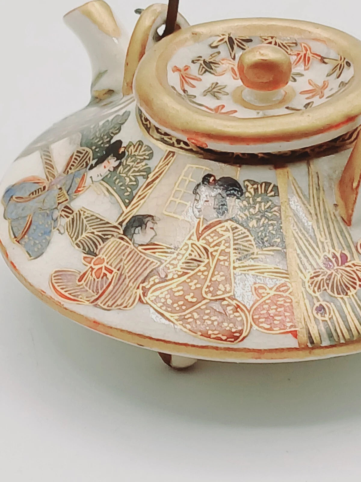 ANTIQUE MINIATURE JAPANESE SATSUMA ENAMEL FIGURAL WINE POT TEAPOT SIGNED