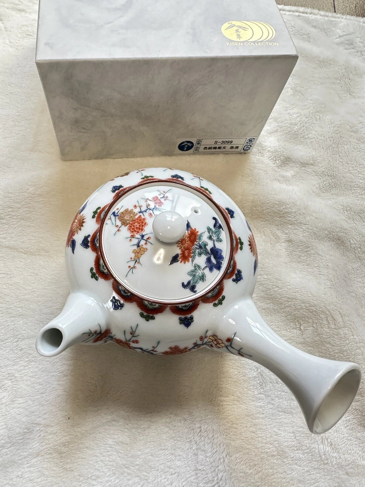 Arita porcelain teapot chrysanthemums in overglaze enamels by KISEN