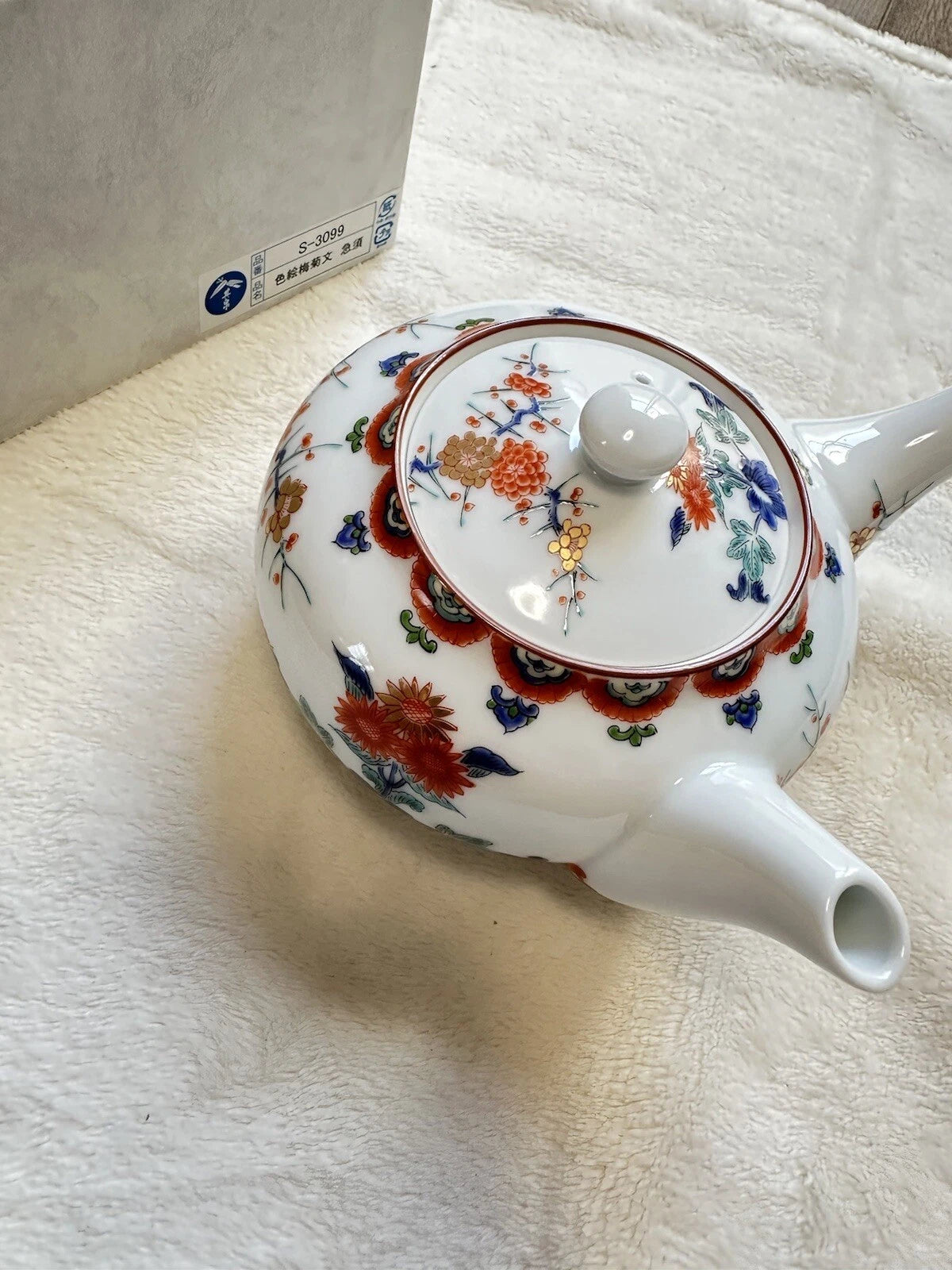 Arita porcelain teapot chrysanthemums in overglaze enamels by KISEN