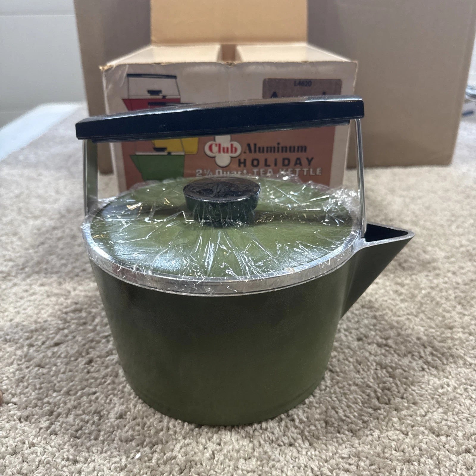 CLUB Aluminum Avocado Green  Tea Kettle Pot Vintage Cookware MCM NOS New In Box