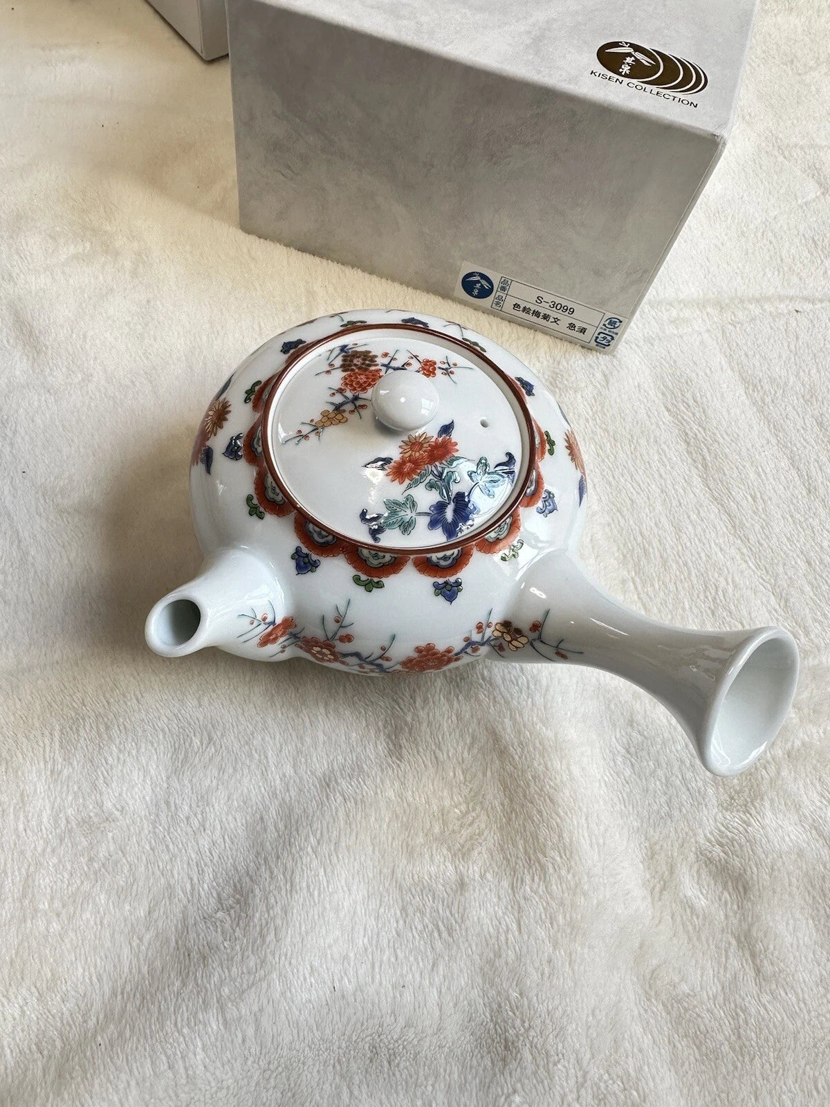 Arita porcelain teapot chrysanthemums in overglaze enamels by KISEN