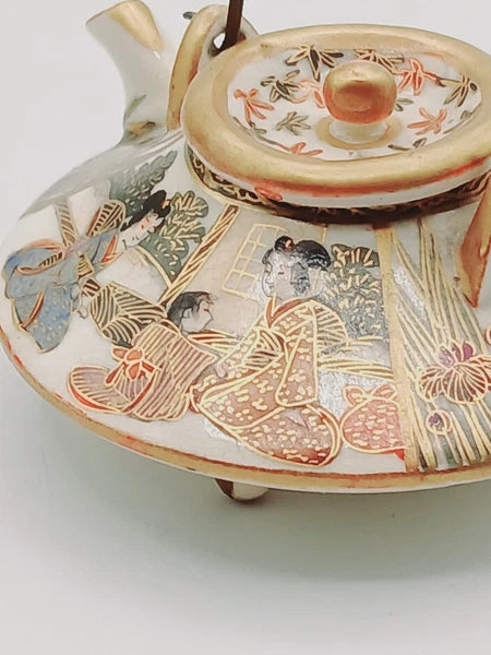 ANTIQUE MINIATURE JAPANESE SATSUMA ENAMEL FIGURAL WINE POT TEAPOT SIGNED