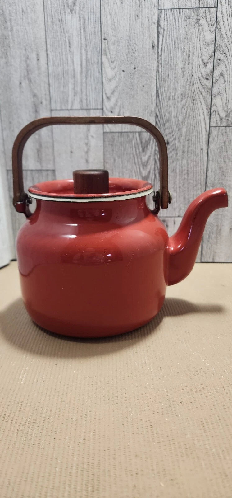 VINTAGE  RED BAKED ENAMEL WARE TEA POT KETTLE WOOD HANDLE  | MCM TEA POT ❤️
