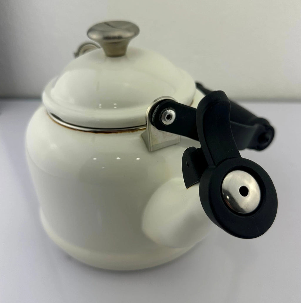 Le Creuset White Enameled Demi 1.25 QT 1.1L Tea Kettle Teapot in White