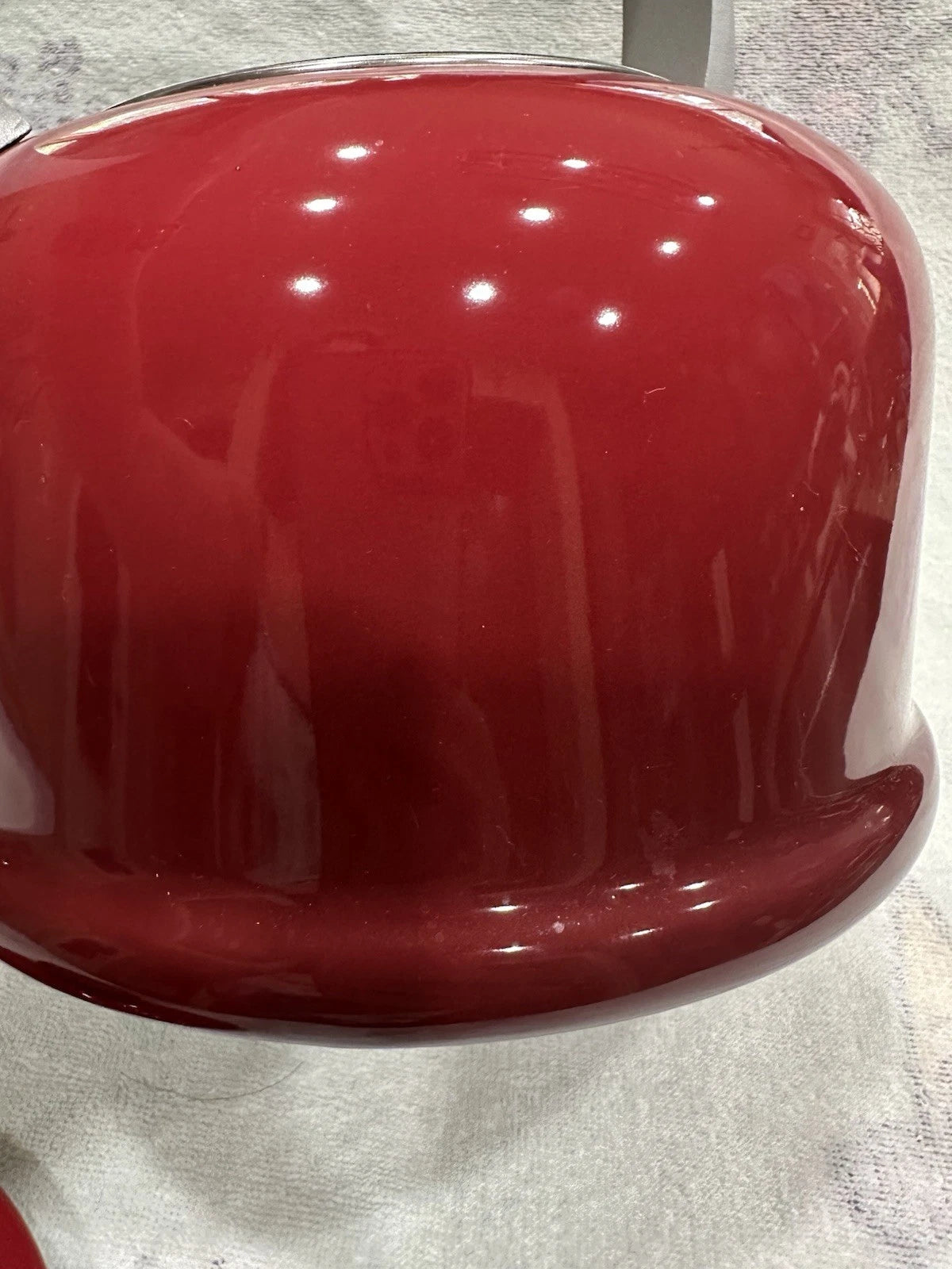 Le Creuset Traditional Kettle 2.1L Cherry red Enamel Kitchen Teapot. Never Used
