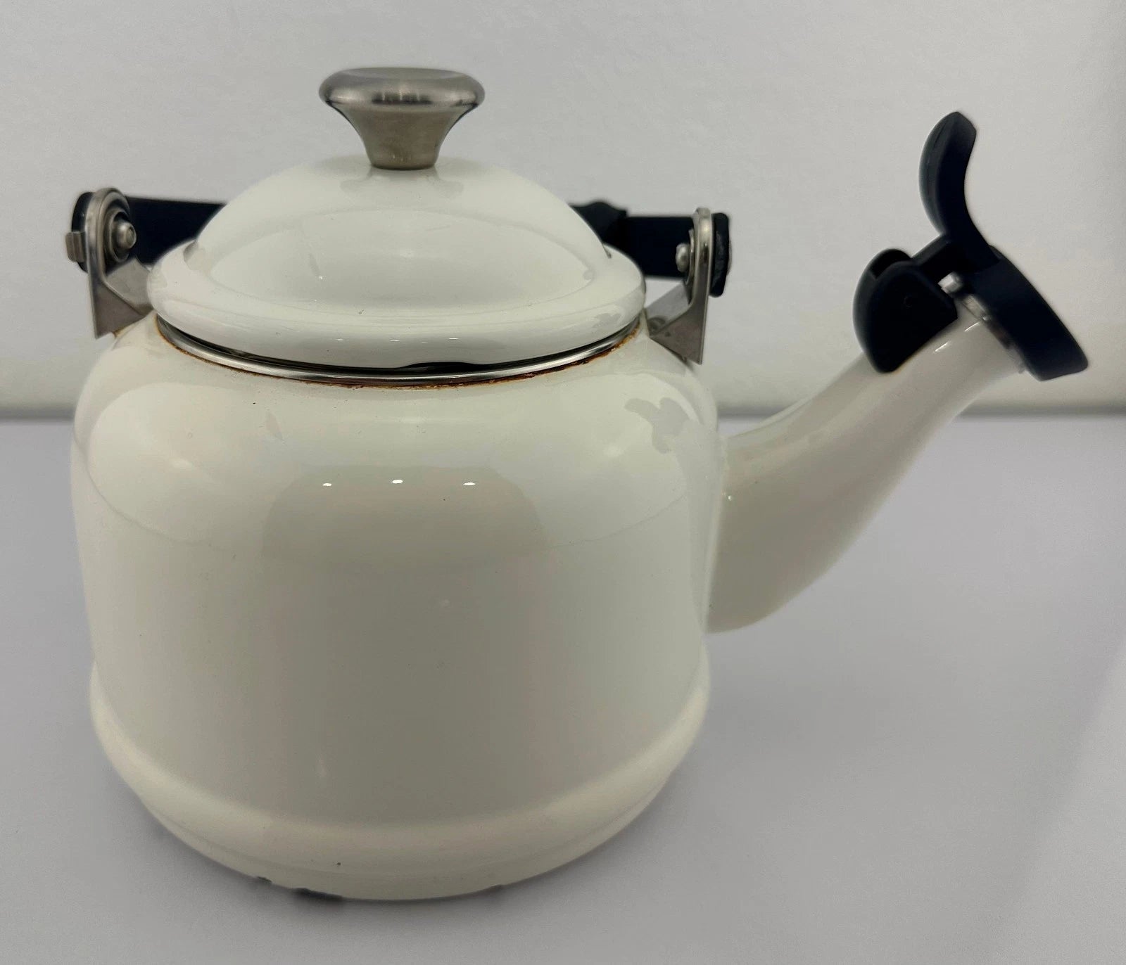 Le Creuset White Enameled Demi 1.25 QT 1.1L Tea Kettle Teapot in White