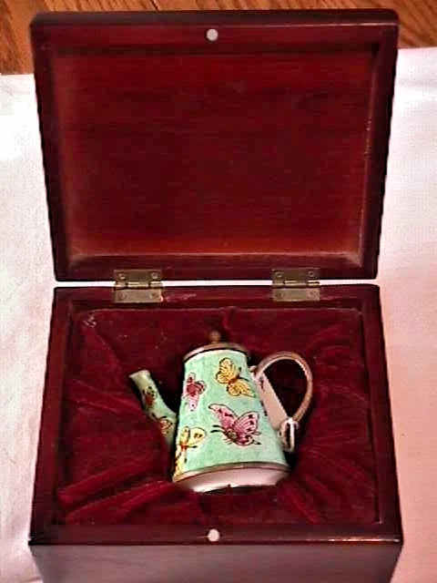 VINTAGE MINIATURE ENAMELED TEA COFFEE POT WITH LID IN CHERRY COLOR STORAGE BOX