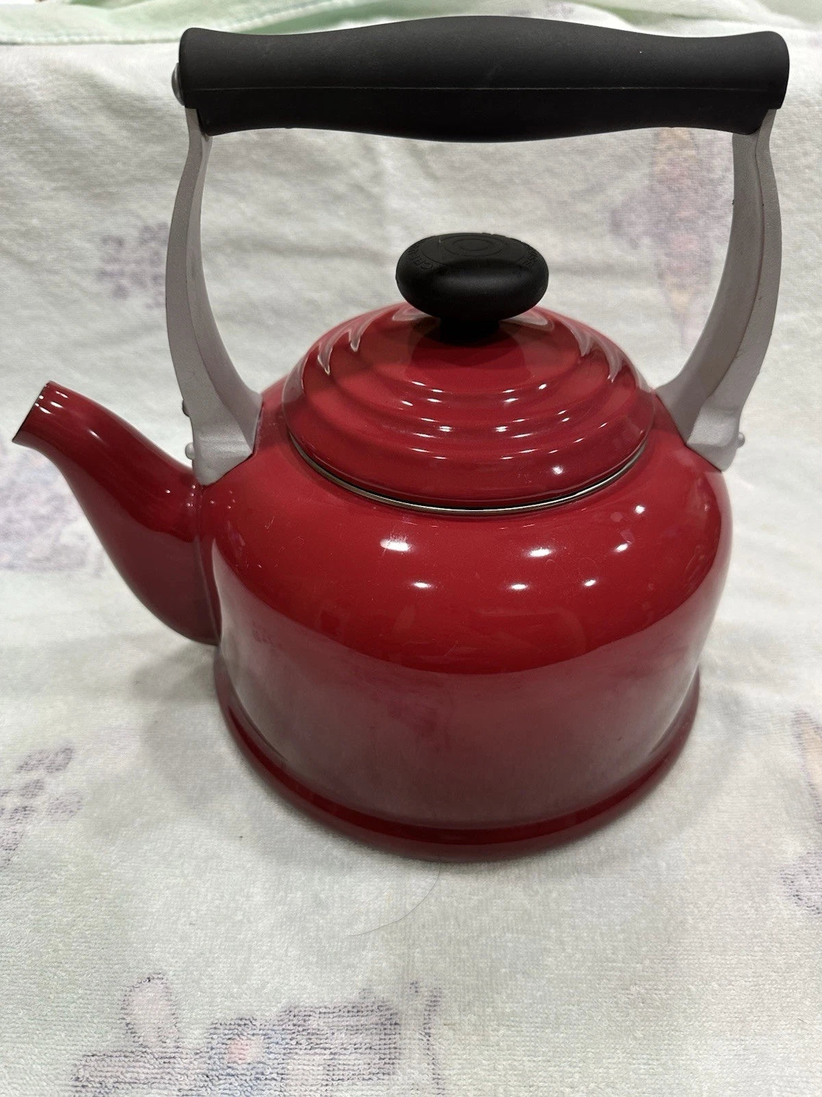 Le Creuset Traditional Kettle 2.1L Cherry red Enamel Kitchen Teapot. Never Used