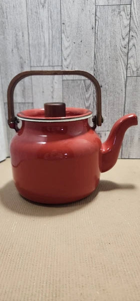 VINTAGE  RED BAKED ENAMEL WARE TEA POT KETTLE WOOD HANDLE  | MCM TEA POT ❤️