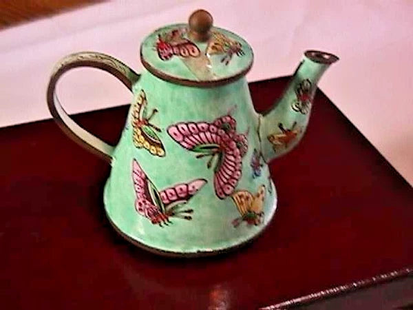 VINTAGE MINIATURE ENAMELED TEA COFFEE POT WITH LID IN CHERRY COLOR STORAGE BOX