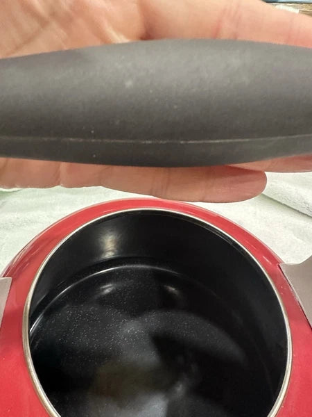 Le Creuset Traditional Kettle 2.1L Cherry red Enamel Kitchen Teapot. Never Used
