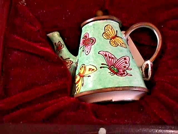 VINTAGE MINIATURE ENAMELED TEA COFFEE POT WITH LID IN CHERRY COLOR STORAGE BOX