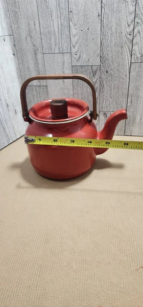 VINTAGE  RED BAKED ENAMEL WARE TEA POT KETTLE WOOD HANDLE  | MCM TEA POT ❤️