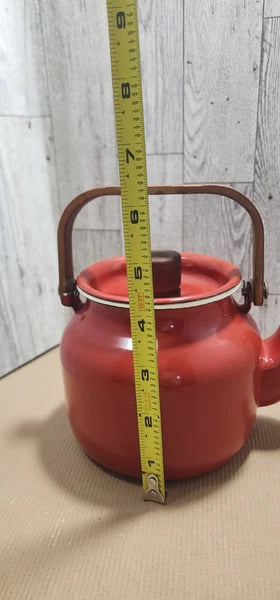 VINTAGE  RED BAKED ENAMEL WARE TEA POT KETTLE WOOD HANDLE  | MCM TEA POT ❤️