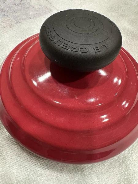 Le Creuset Traditional Kettle 2.1L Cherry red Enamel Kitchen Teapot. Never Used